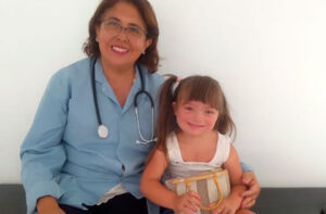 la doctora sandra romero junto a juanita